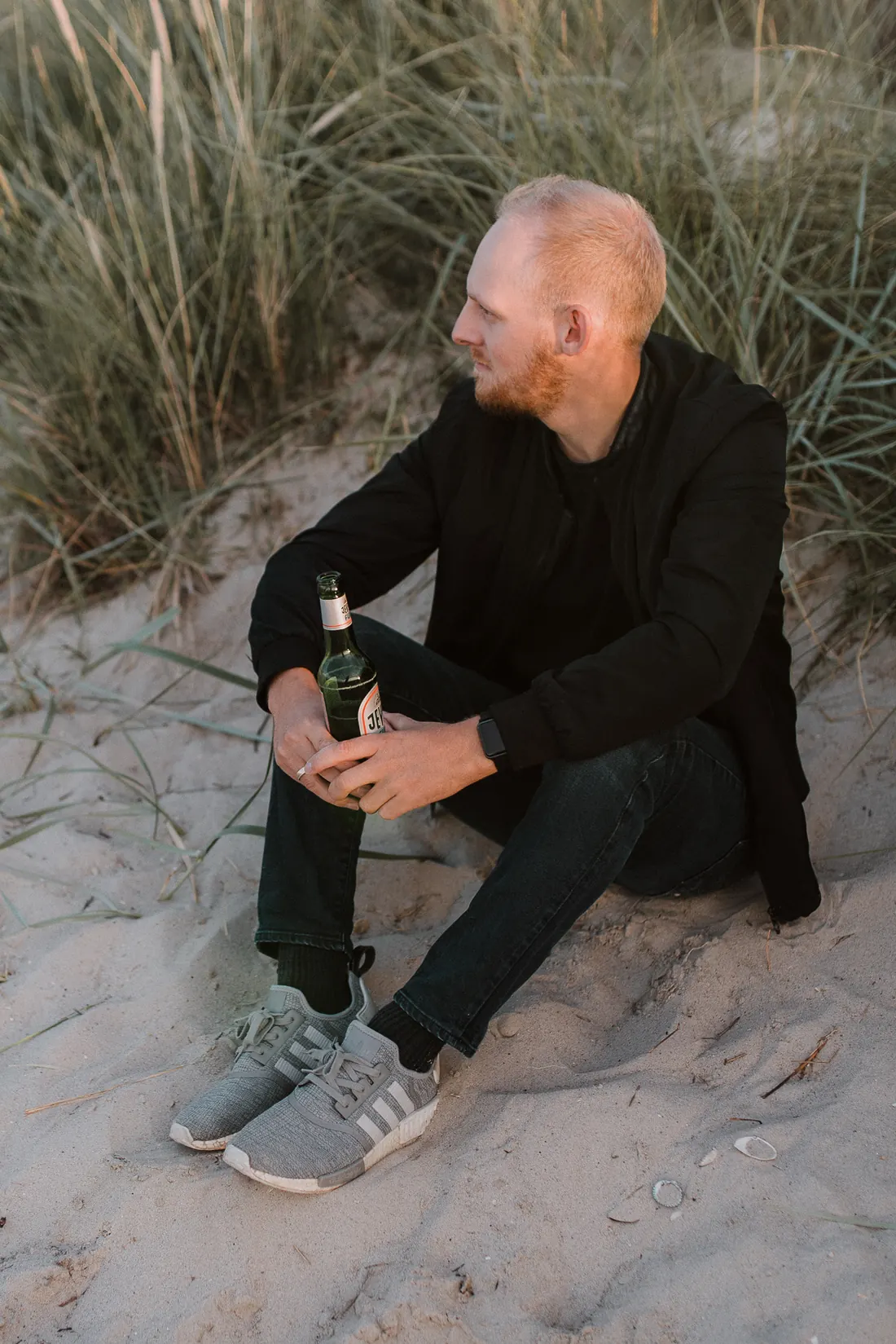 Sören Kleen sitzt in den Dünen am Strand