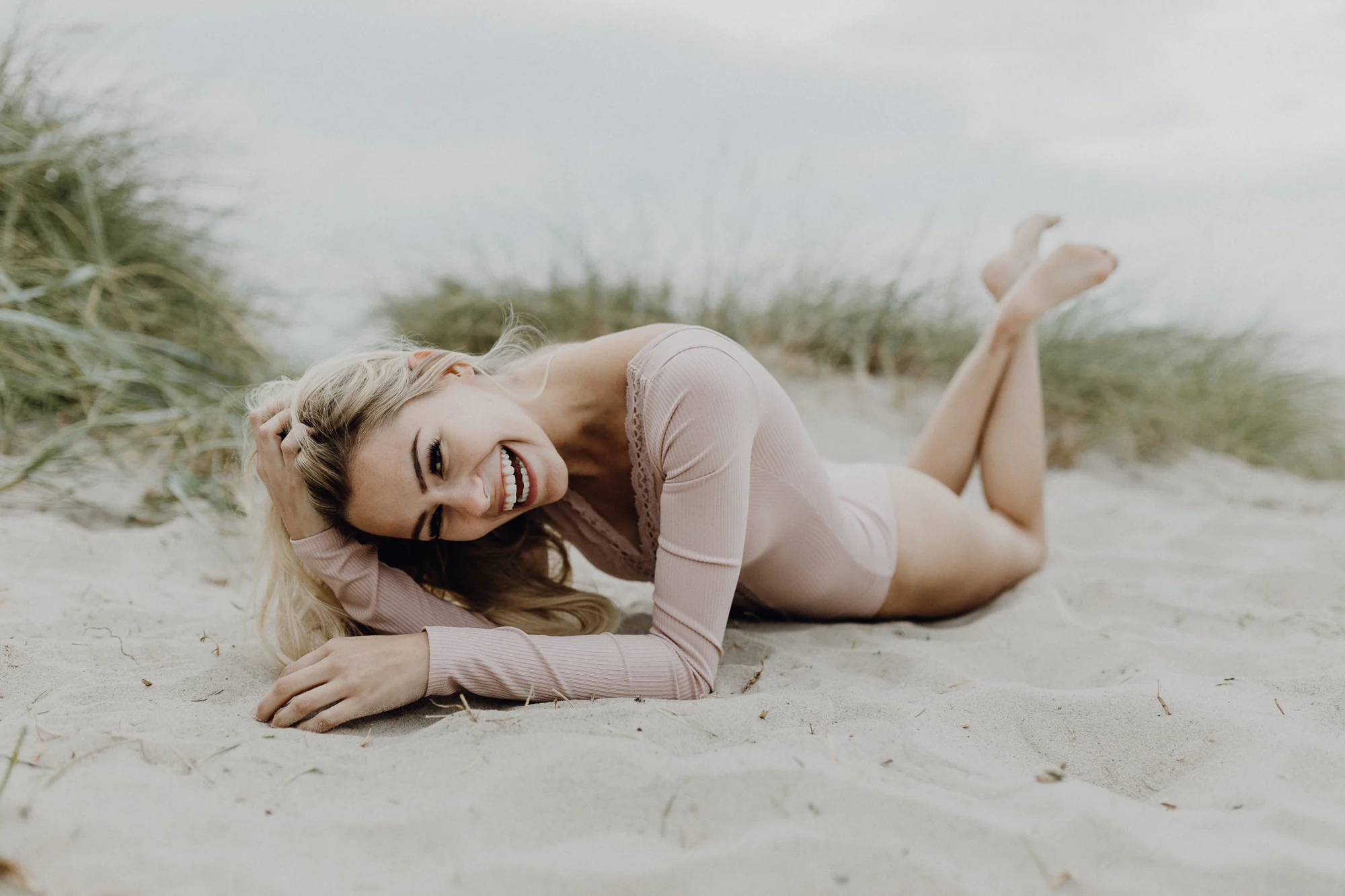 Liegendes Portrait am hellen Sandstrand