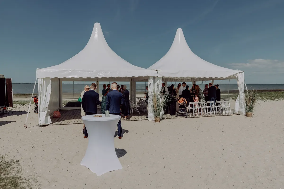 Freie Trauung am Strand mit weißen Zelten